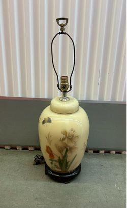 Vintage CHINESE• Oriental HAND Painted FLORAL W/BUTTERFLIES Porcelain TABLE Lamp 👀 (please read description)