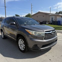 2017 Toyota Highlander SE PERFECT FOR THE FAMILY