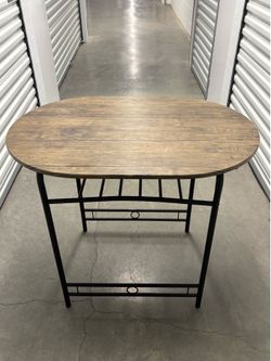 Small Oval Table w/ Wire Shelf