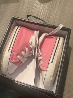 Cute Little Girls Pink Converse size 3 Toddler a little dirty from the bottom but still in great condition.