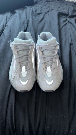 Women’s Yeezy Ortholite 700 “hospital blue”