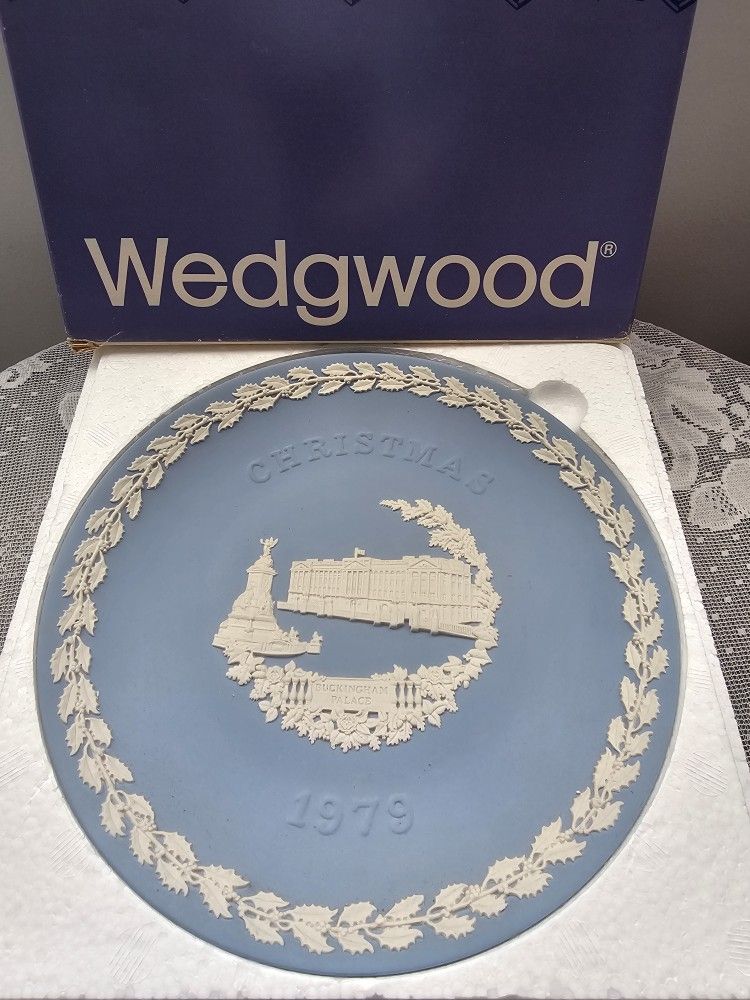 $25.00 - 1979 Christmas WEDGWOOD ENGLAND Collectible Plate! "Buckingham Palace" Retired Collectible/Like New/Original Box!