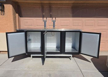 Everest Refrigeration EBD4-24 89 1/4" Kegerator Beer Dispenser w/ (4) Keg Capacity - (2) Columns, Bl