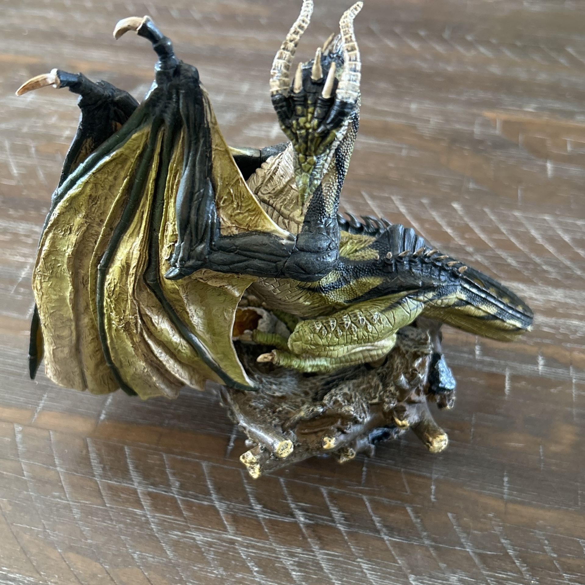 Dragon Figure w/eggs McFarlane Toys 2006