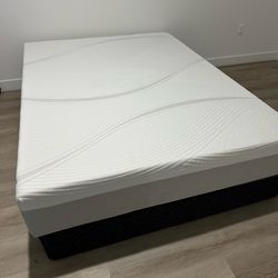 Queen size memory foam 12” new mattress in a plastic sealed     ☎️📲(213)713-74-89. Cal or Tex        We offer the best quality and service