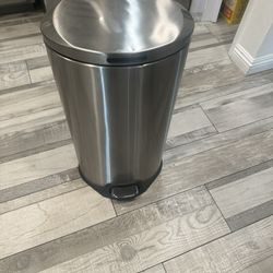 Stain Still Trash Can 
