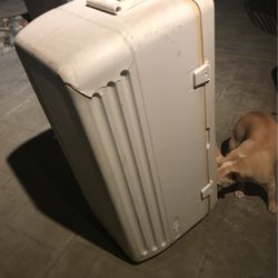 Used Igloo Ice Chest Approx 1.5  Ft X  3.5 Ft