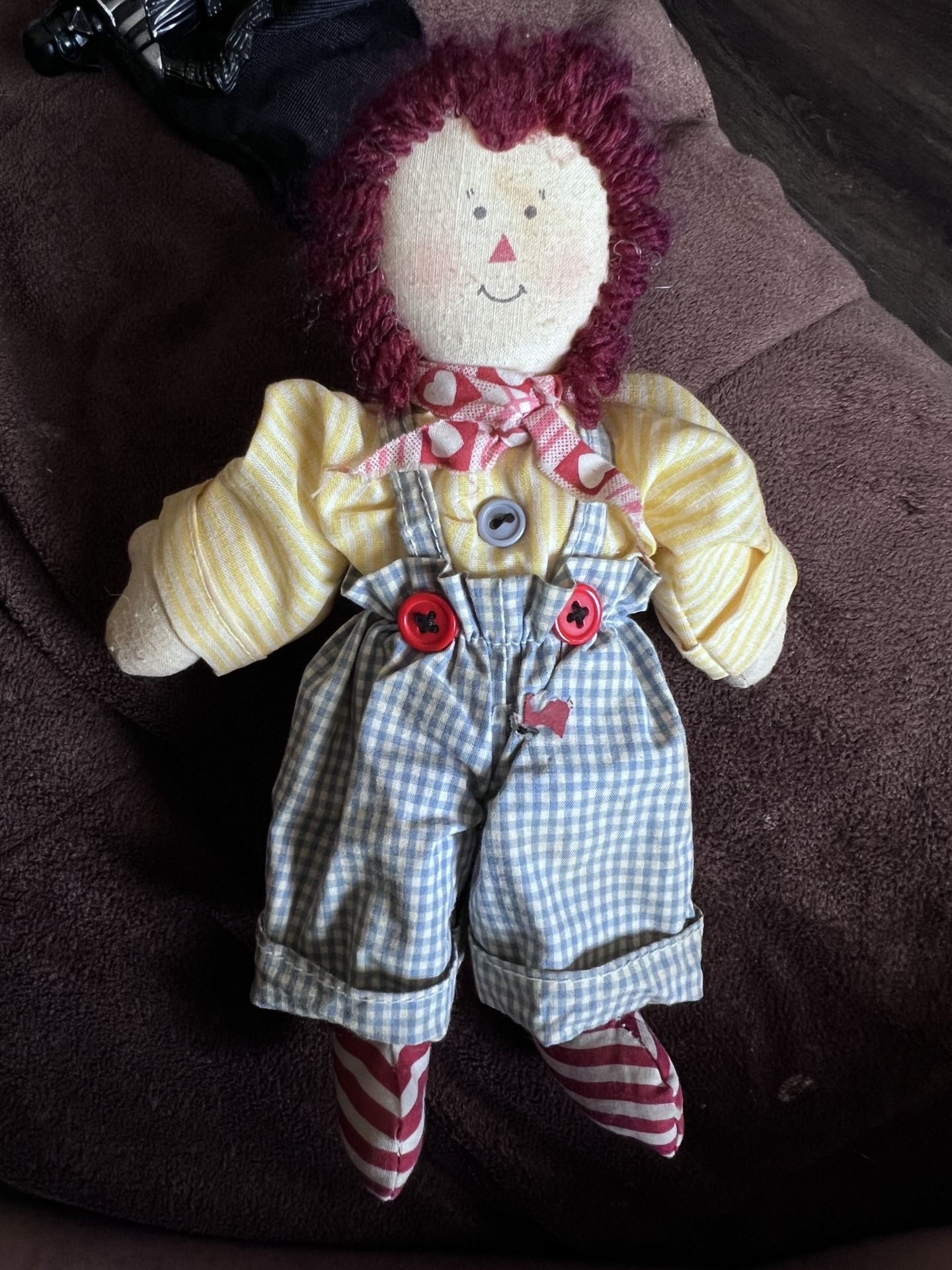 Vintage 8 inch Raggedy Ann doll in good condition no rips or tears or stains or smell.