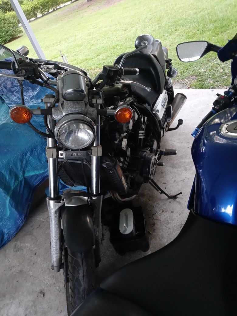 Photo I Have a 1999 Yamaha vmax 1200cc Needs Gas tanked Clean An carbs NO TITLE