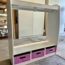 Guidecraft Dress up storage With Drawers And Hangers