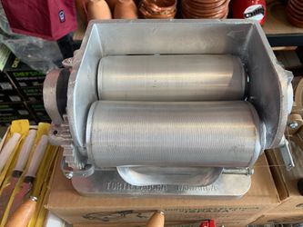 Mexican tortilla roller for corn tortillas. Máquina de rodillo para tortillas de maíz