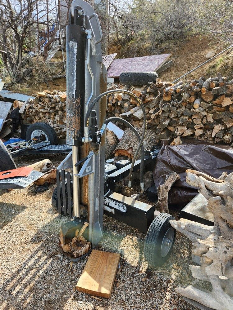 (Performance Built) 27 Ton Log Splitter