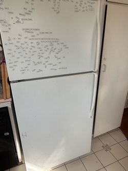 Whirlpool Refrigerator/Freezer – Works Great, Standard Size