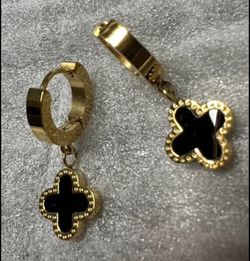 Elegant Four-Leaf Clover Earrings – Lucky Charm Jewelry, Gold-Tone