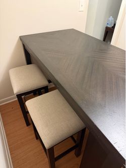 Bar table with 4 stools