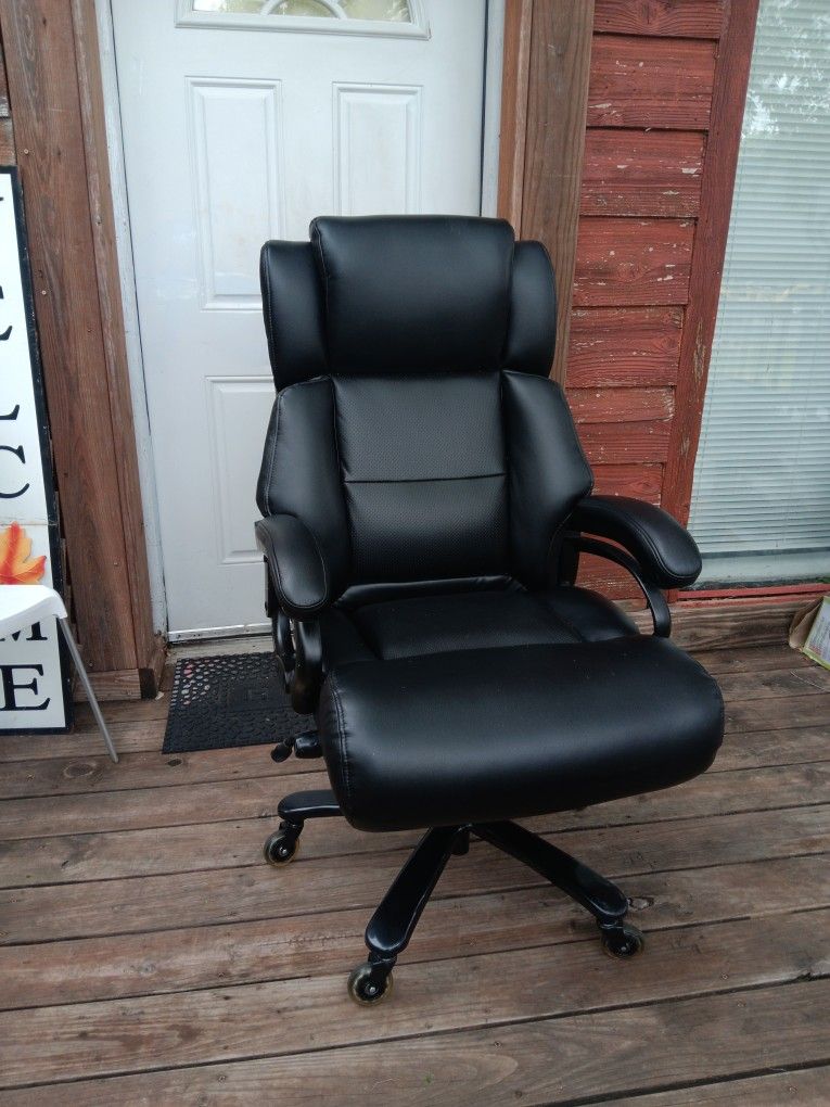 Nice office chair black $50 a best offer.