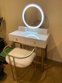 Vanity with light up mirror & chair