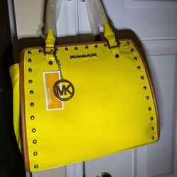  Brand New Yellow Medium  Crossbody Purse In Great Condition.
