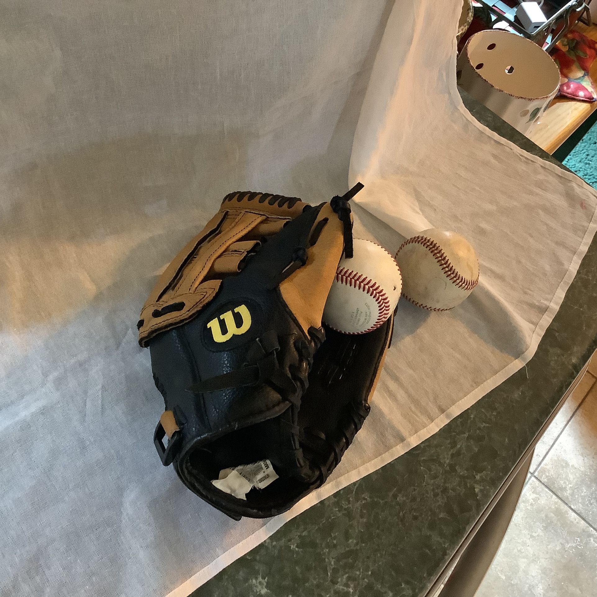 Wilson A360 baseball glove 11.5” excellent condition with 2 baseballs Adjustable wrist for correct fit Plainfield, Illinois