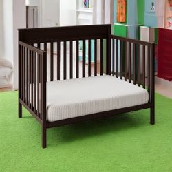 Convertible baby crib / toddler bed, mattress included