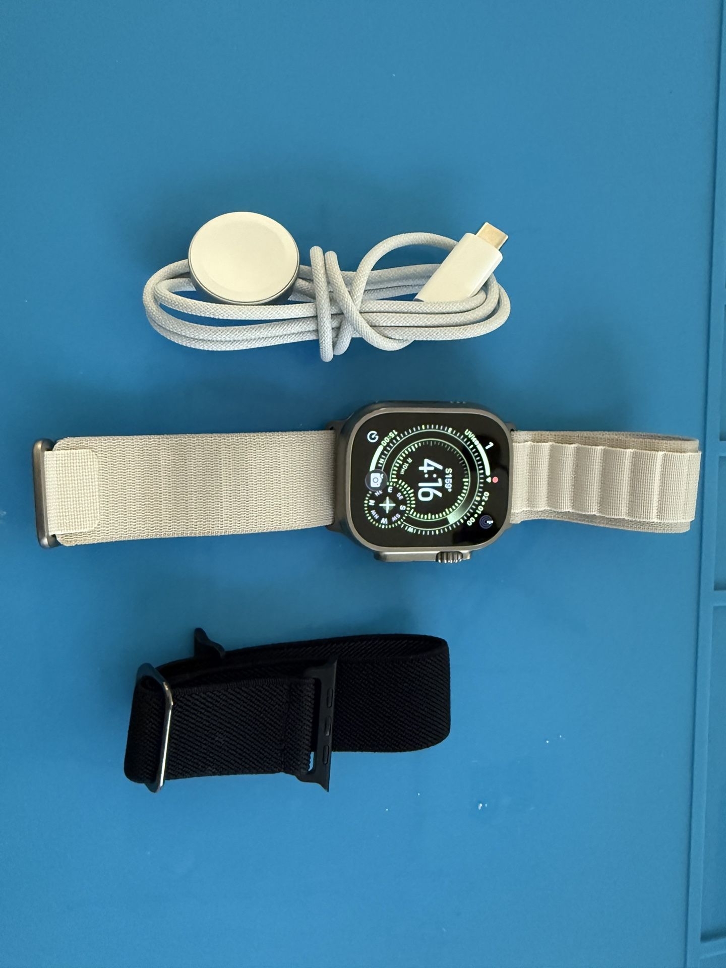 Apple Watch Ultra GPS+ cellular  49mm titanium & ceramic , sapphire crystal, 99% battery capacity.