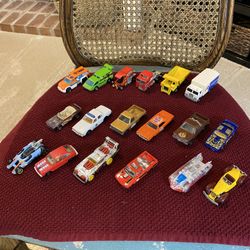 18 Hot Wheels With Carrying Case