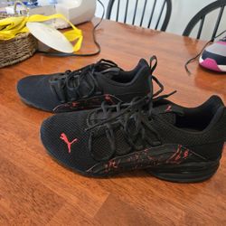 Men's PUMA Axelion City Escape Black High Risk Red sneaker in size 8.5 