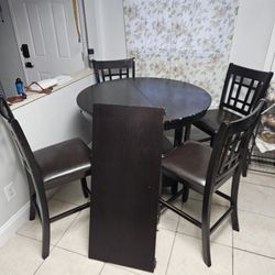 Dinning Room 4 Piece Set With Extension Leaf.