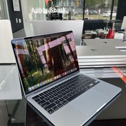 Apple 13” 2025 MacBook Air M4 Chip 16GB Ram 256SSD 100%Battery! 90 day warranty! We offer financing!