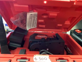 Milwaukee Green 100 ft. Cross Line and Plumb Points Rechargeable Laser Level with REDLITHIUM Lithium-Ion USB Battery and Charger $300