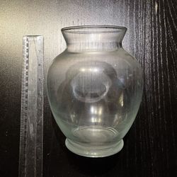 VINTAGE CLEAR GLASS FLOWER VASE