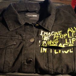 FASHION NOVA CROPPED GRAPHIC DENIM JACKET