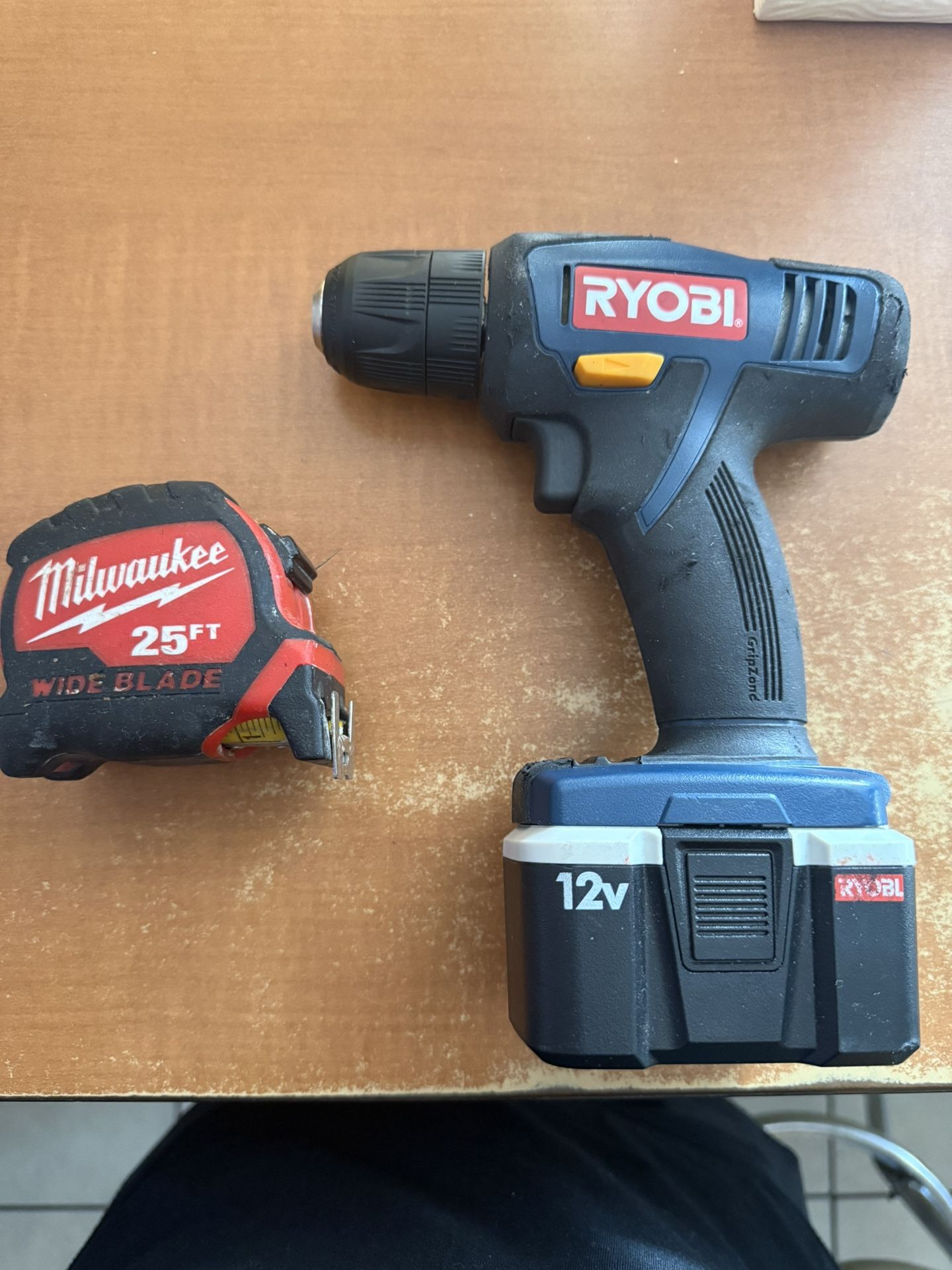 Ryobi Taladro Y Cinta Métrica 