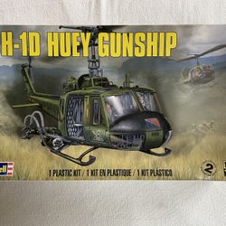 2015 Revell 1:32 Scale Plastic Model Kit UH-1D Huey Gunship