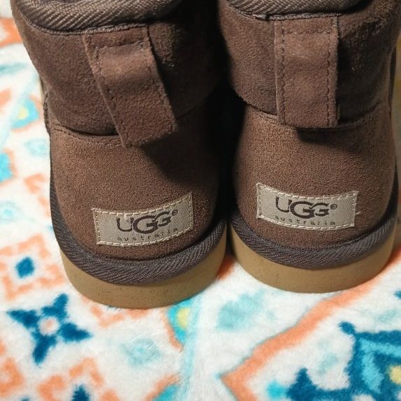 Woman's Classic Ugg Boots Size 7