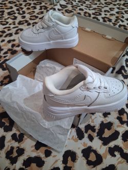 Never worn size 5c Nke force 1 white