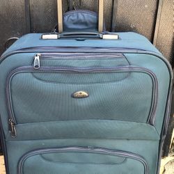 Maleta Grande Para Viajar Para Mas De 50 Libras Todo Funciona Perfecta Limpia Pido $35 O Mejor Oferta Por El Homedepot Slauson Ave /western 