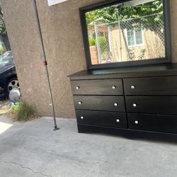 Dresser With Mirror 