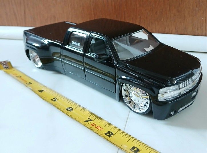 1/24 Scale Diecast 1999 Chevrolet Silverado  Pickup truck Model