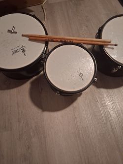 Slade marching tri toms with sticks and a tuner