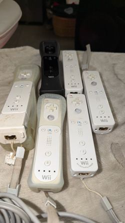 6 Nintendo Wii Remotes & accessories