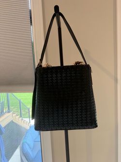 A box of 6 handbags