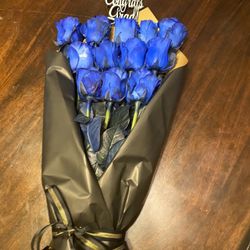Blue Real Roses Available Now! /Rosas Natural Disponible Ya! Perfect For Fathers Day Graduation Birthday Or Any Occasion 