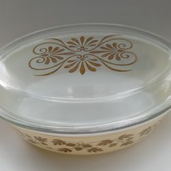 Vintage Pyrex Casserole Dish With lid