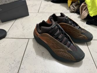 Yeezy 700 Size 9