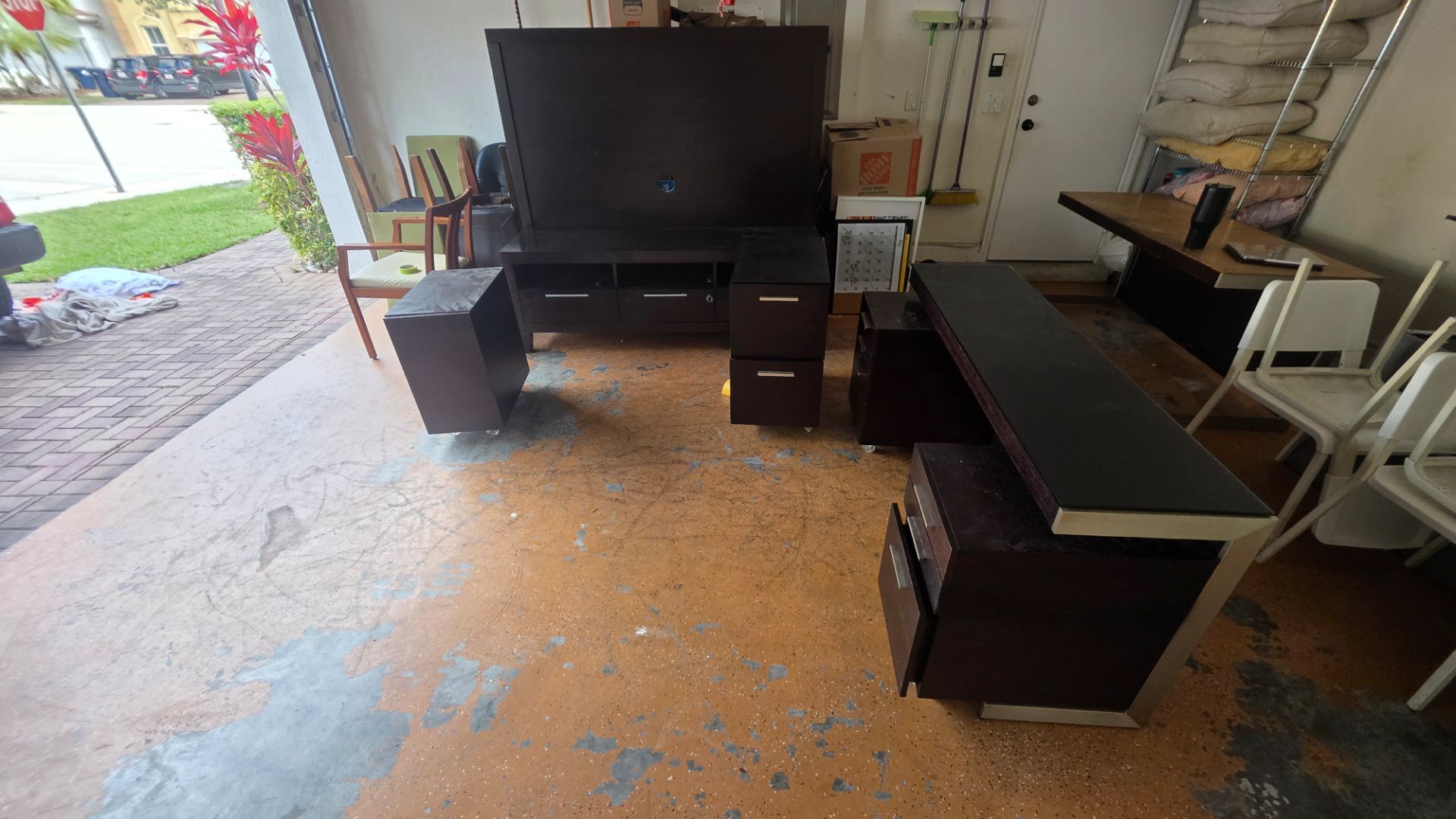 Free delivery-OFFICE SET WITH ENTERTAINMENT CENTER