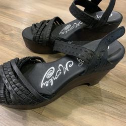 Black leather wedge sandle