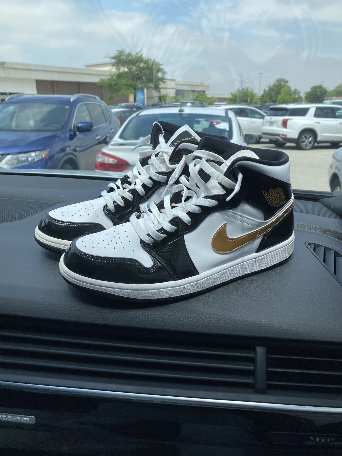 Air Jordan 1 Mid Patent SE 'Black Gold'