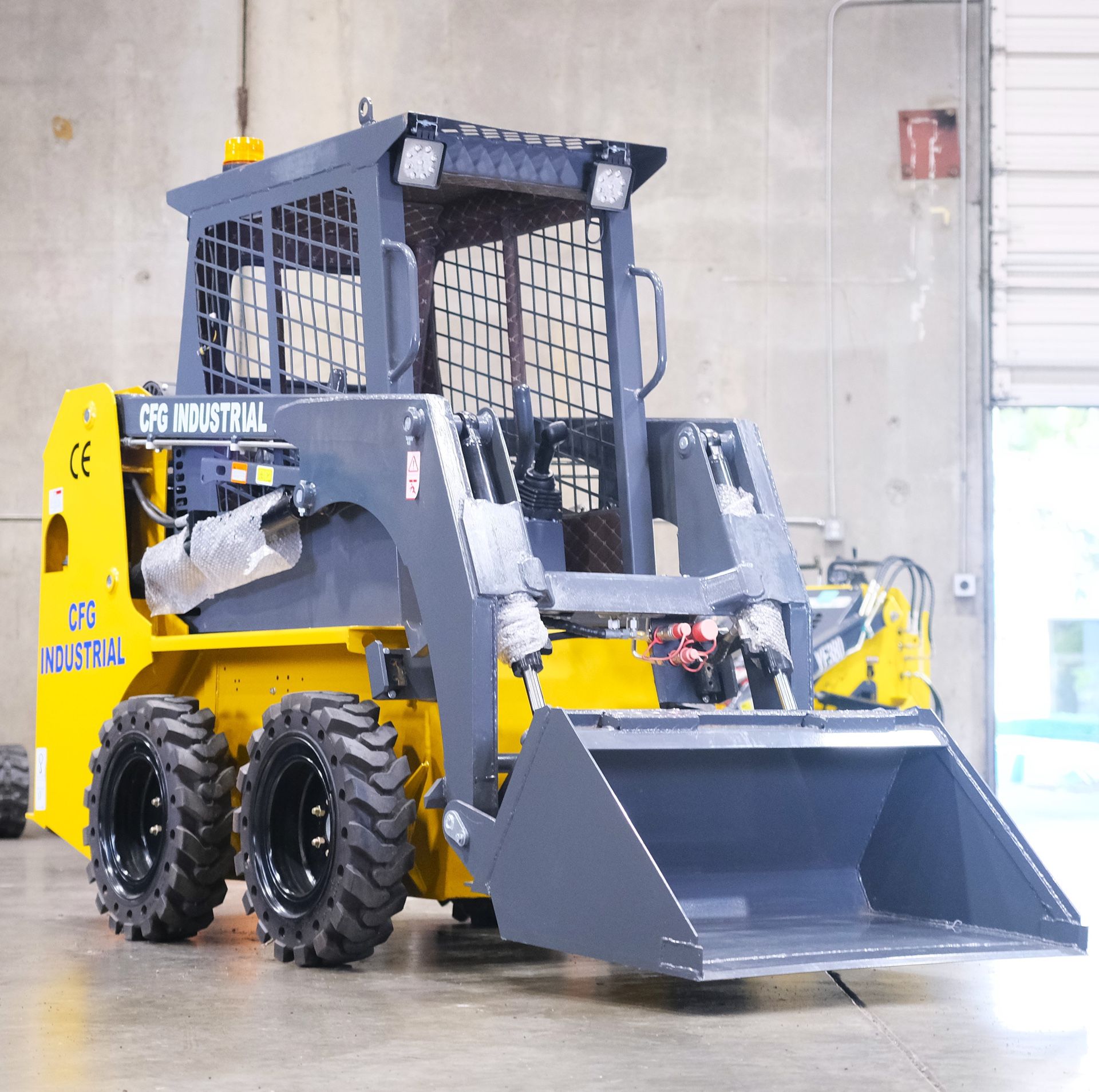 2025 NEW Wheeled Skid Steer 33HP Gas Powerful Bobcat-style loader
