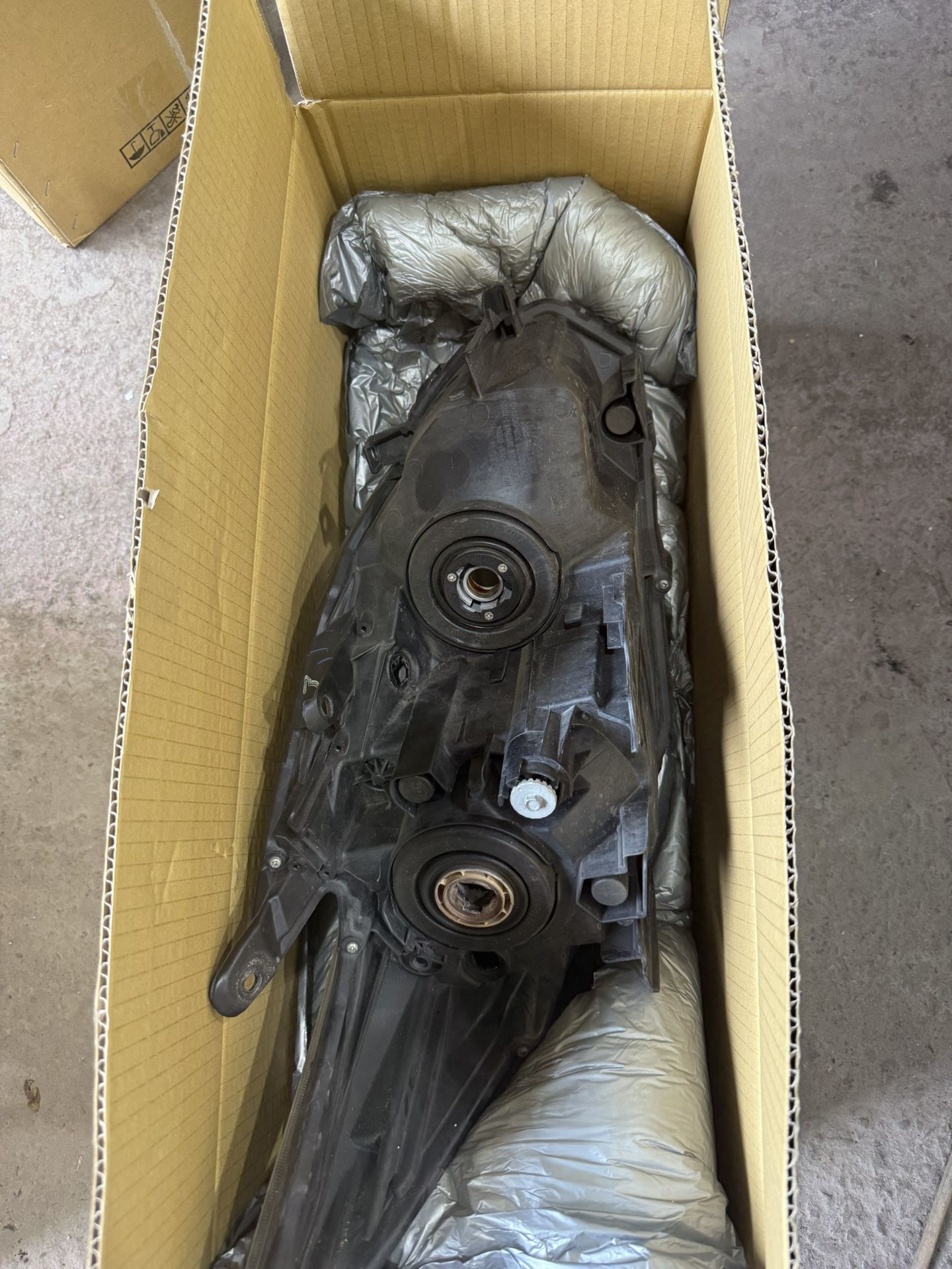 Toyota Prius 2013 Headlight( right side) ( not original)